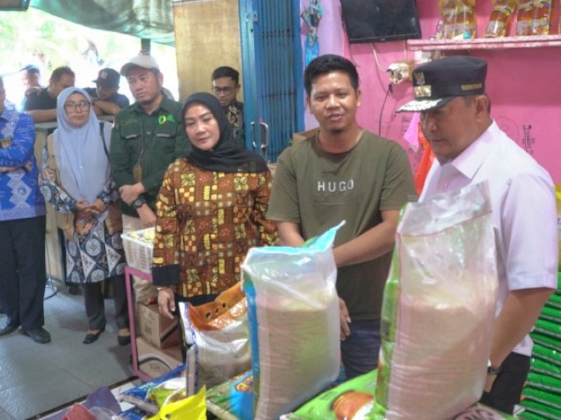 Pj Gubernur Sulbar Kunjungi Pasar Tradisional di Mamuju, Pastikan Harga Pangan dan LPG Terjangkau