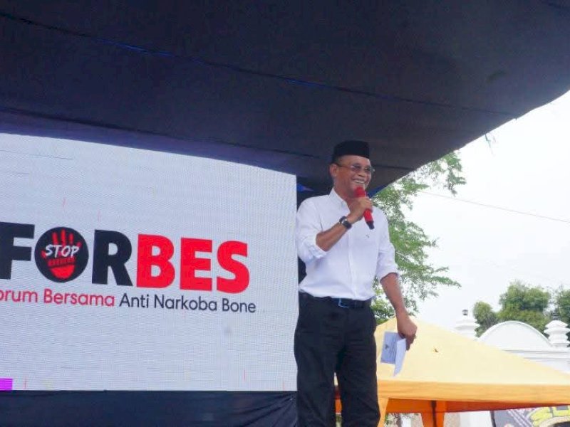 Pj Sekda Bone Andi Fajaruddin memberi sambutan di acara Milad ke-1 Forbes. 
