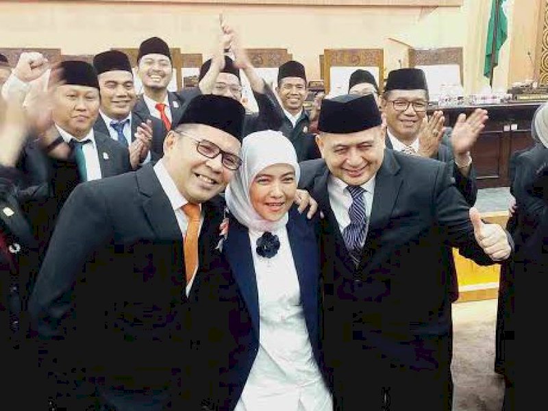Aliyah Mustika diapit Danny Pomanto dan Munafri Arifuddin. 