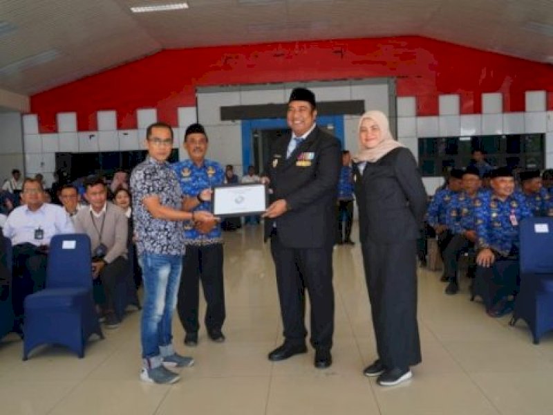 Bupati Maros Serahkan Sertifikat ADWI 2023 Kepada Kades Salenrang