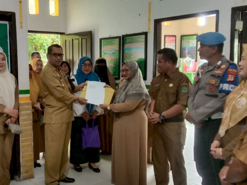 Penyerahan Dokumen Kependudukan dilakukan di sela-sela Launching Pemeriksaaan Gratis.