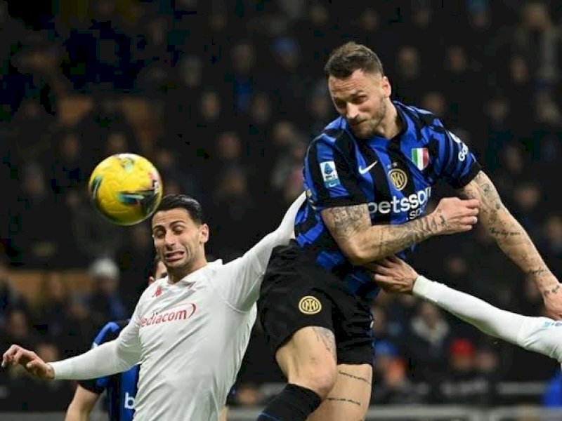 Pemain Inter Milan dan Fiorentina berebut bola. (int) 