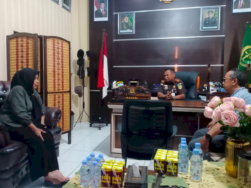 Kades Blak-blakan Soal Polemik Buku Biografi Kajari Enrekang: Kita Beli Terpaksa 