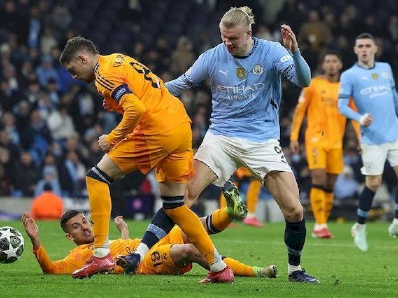 Harland berjibaku berebut bola dengan pemain Real Madrid. (int) 