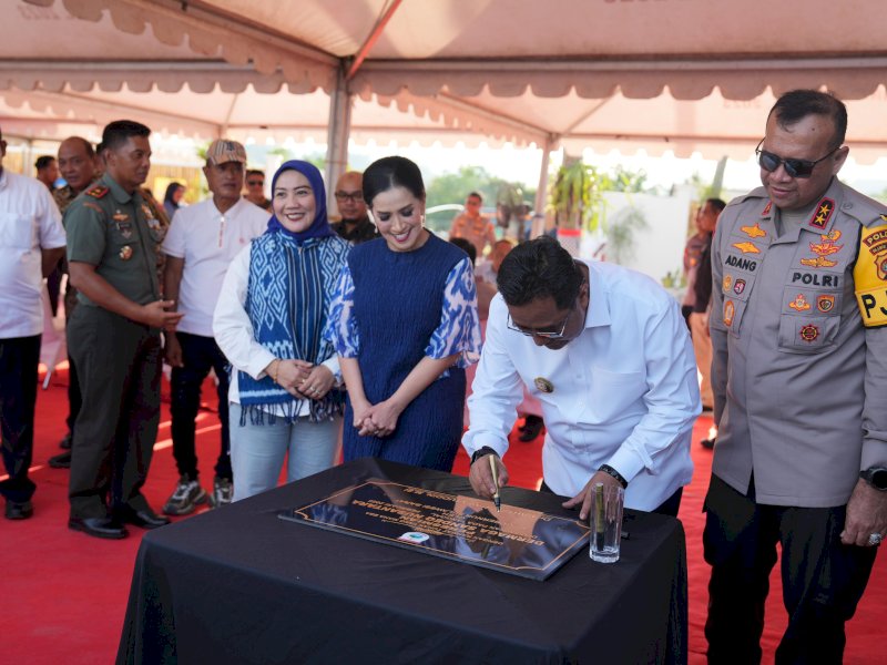 Penjabat Gubernur Sulawesi Barat Bahtiar Baharuddin menghadiri soft opening Dermaga Sandeq. 