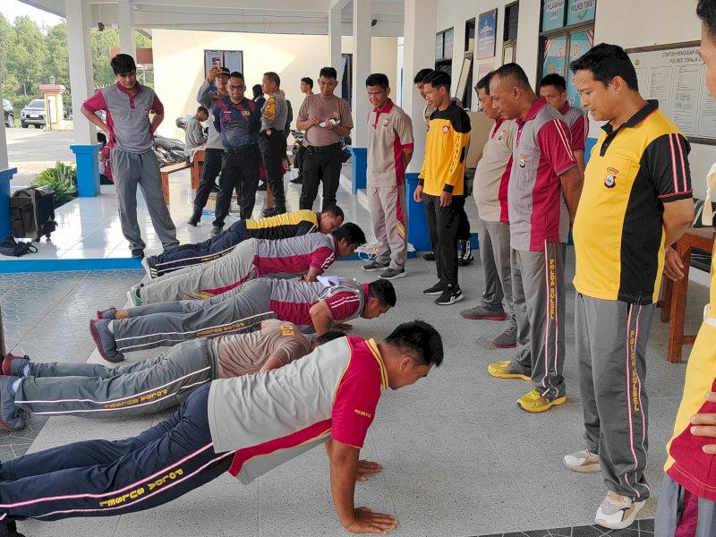 Personel Polres Toraja Utara mengikuti kegiatan Uji Kesamaptaan Jasmani (UKJ). 