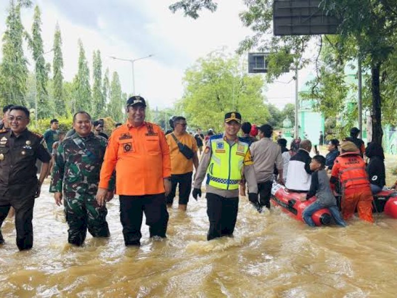 Bupati Maros Chaidir Syam memantau kondisi banjir. 