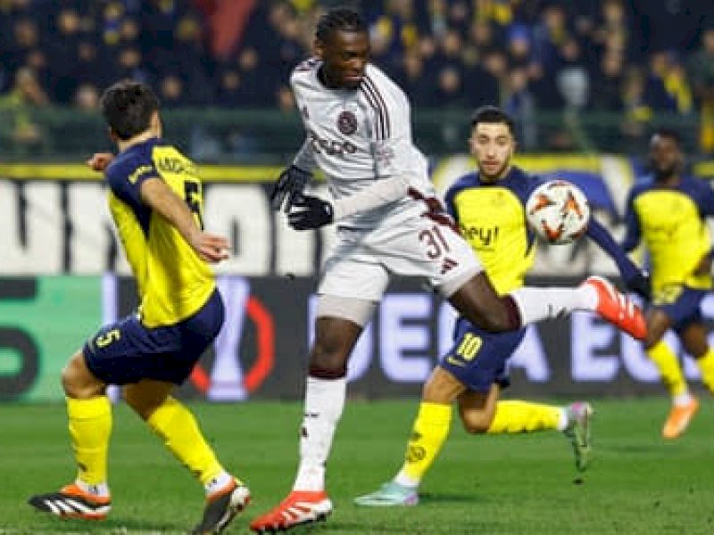 Pemain Ajax berusaha berebut bola dengan pemain Union Saint. (int) 