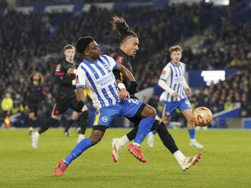 Pemain Brighton berusaha mengadang laju pemain Chelsea. (int) 
