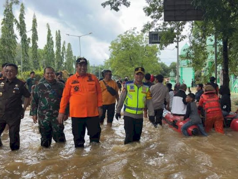 Bupati Maros Chaidir Syam saat memantau kondisi banjir. 