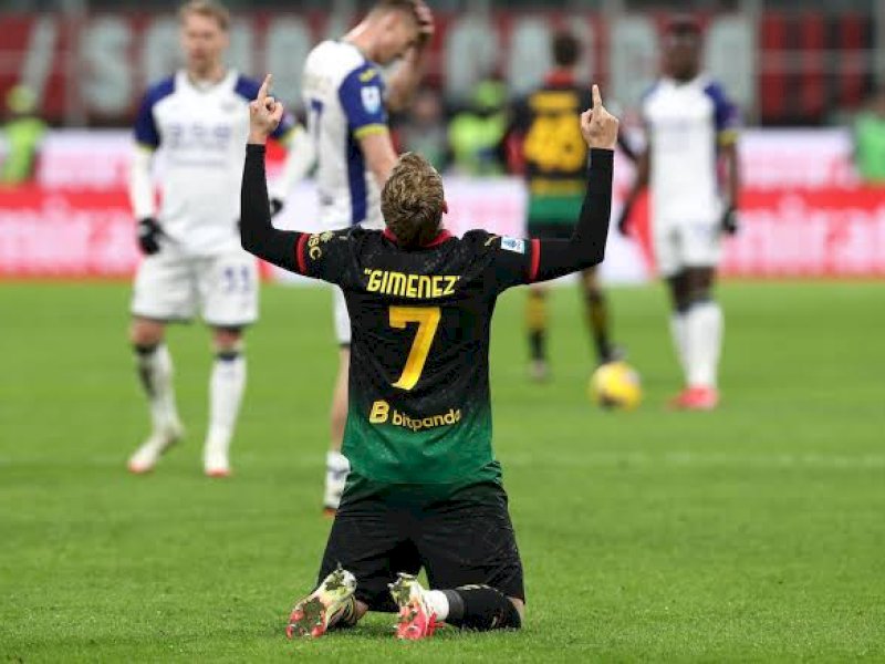 Pemain AC Milan melakukan selebrasi usai mengalahkan Verona. (int) 