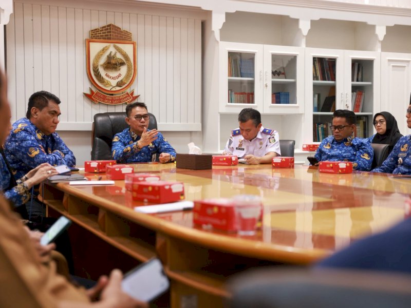 Pj Sekda Makassar Irwan Adnan, memimpin rapat teknis manajemen kepegawaian di Balai Kota. 