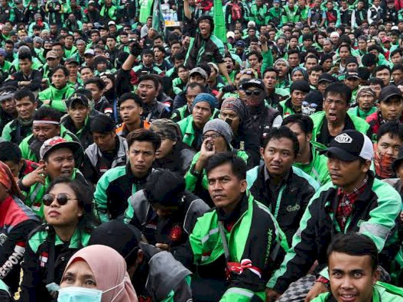 Driver ojol berunjuk rasa menuntut pembayaran THR. 