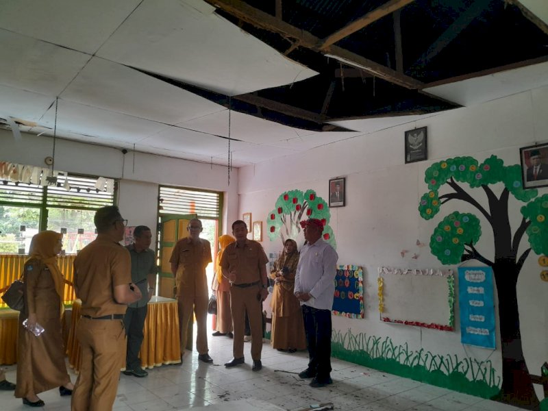 DPRD Wajo meninjau lokasi ruang kelas yang plafonnya nyaris roboh. 
