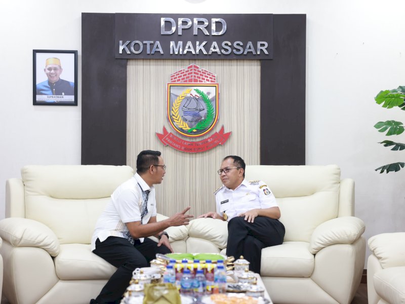 Ketua DPRD Makassar Supratman bercengkerama dengan Wali Kota Danny Pomanto. 