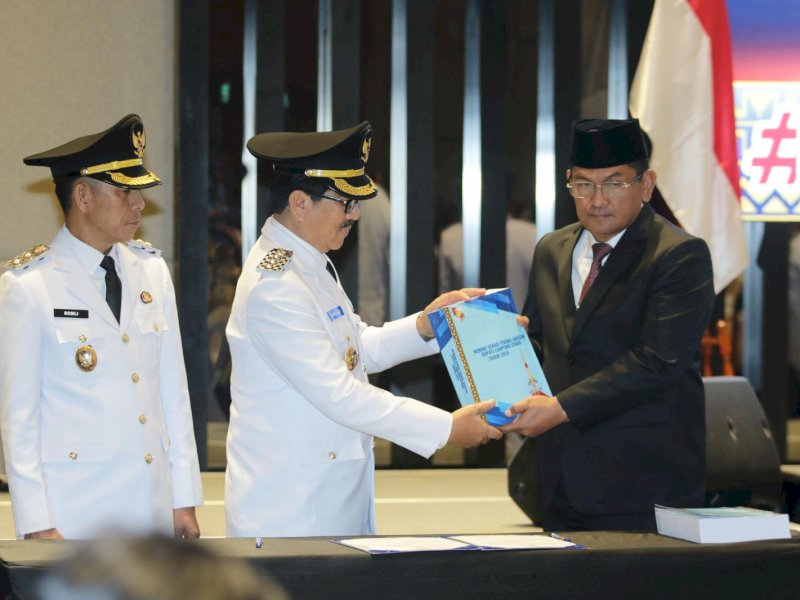 Sertijab Bupati Lampung Utara dari Pj Bupati Drs H Aswarodi, M.Si kepada Bupati terpilih Dr Ir H Hamartoni Ahadis, M.Si dan Wakil Bupati Romli. 