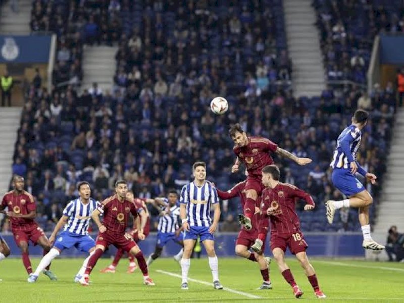 Pemain AS Roma dan Porto berjibaku berebut bola udara. (int) 