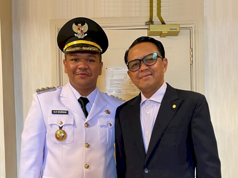 Nurdin Abdullah bersama putranya Fathul Fauzy (Uji) usai dilantik sebagai Bupati Bantaeng. 