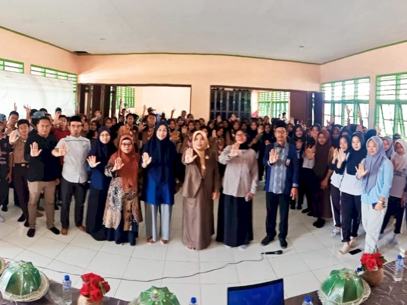 Kegiatan Bimbingan Remaja Usia Sekolah (BRUS) di SMAN 15 Bone. 