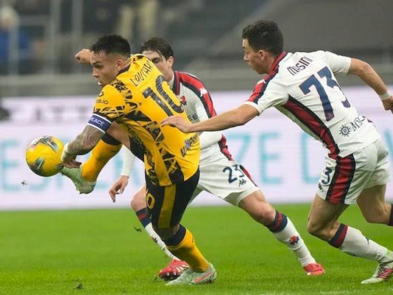 Lautaro Martinez mengontrol bola dan dibayangi dua pemain Genoa. (int) 