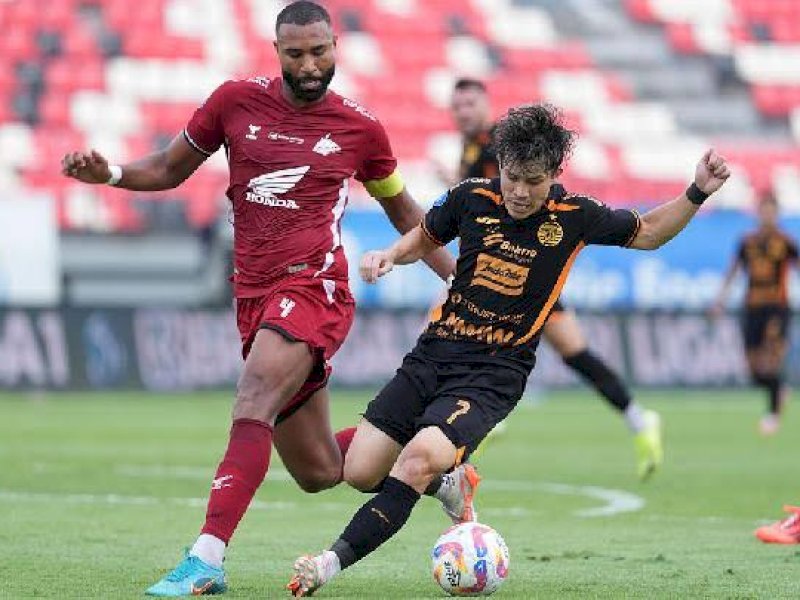 Pemain PSM membayangi pemain Persija. (int) 