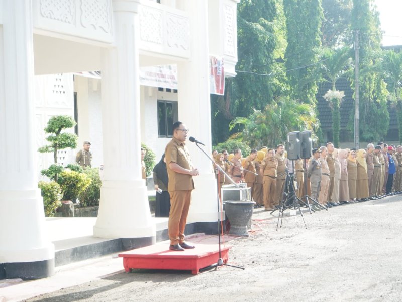 Wakil Bupati  Bone Andi Akmal Pasluddin memimpin apel perdana ASN. 