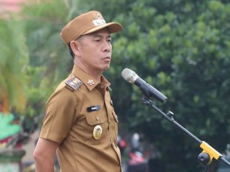 Wabup Lampung Utara Romli memimpin apel ASN. 
