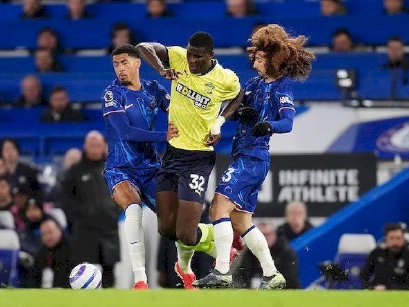 Pemain Chelsea San Southampton berjibaku berebut bola. (int) 