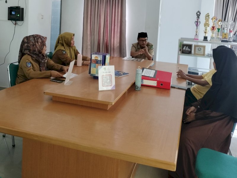 Kepala UPT Pariwisata Disporapar Kabupaten Luwu Utara, Lukman memimpin rapat internal. 
