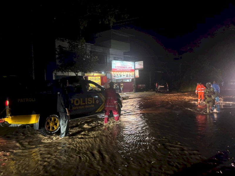 Tim Patroli Presisi Polres Torut melakukan evakuasi di wilayah terdampak banjir. 