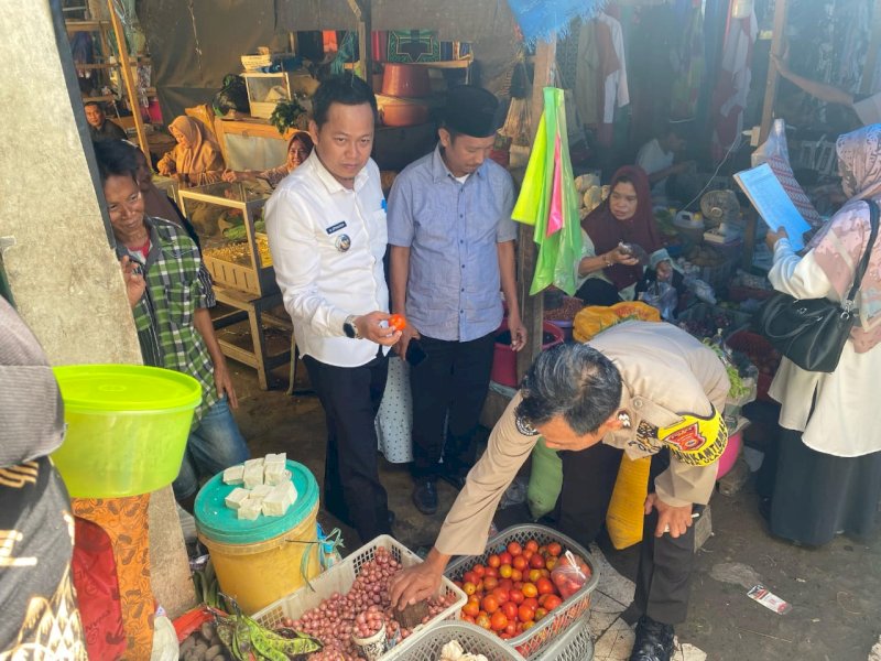 Tim Forkopimcam Kecamatan Ulaweng, Kabupaten Bone melakukan pemantauan harga bahan pokok (bapok) di Pasar Taccipi. 