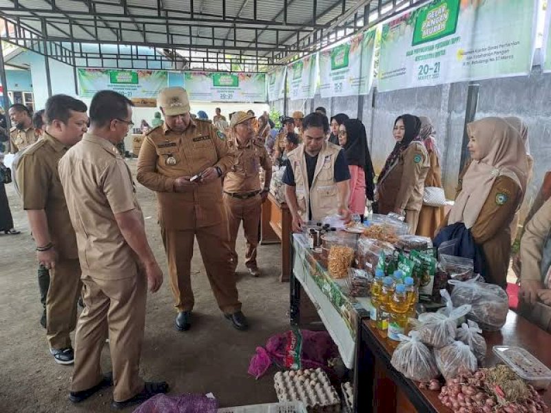 Bupati Maros Chaidir Syam meninjau pasar murah beberapa waktu lalu. 