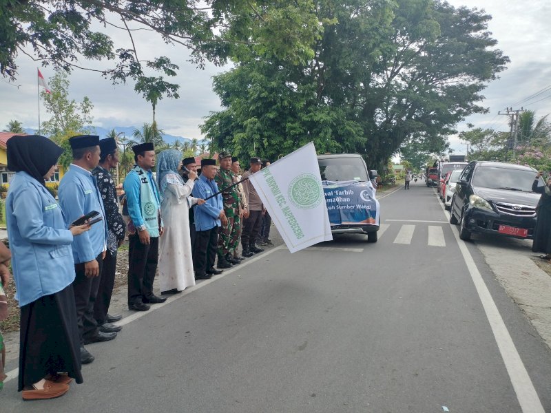 Camat Mappeceng Nuranifa melepas pawai menyambut bulan Ramadan. 