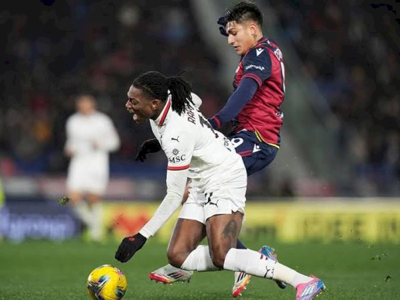 Pemain Bologna berusaha mengadang laju pemain AC Milan. (int) 