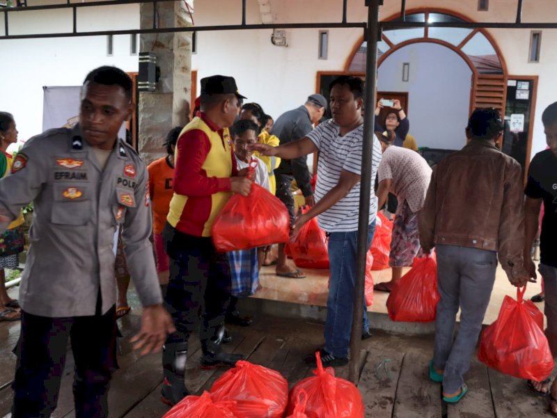 Polres Toraja Utara menyalurkan bantuan  ratusan paket sembako untuk korban banjir di Dusun Pao, Lembang Rinding Batu. 
