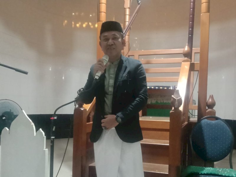 Kepala Badan Kesatuan Bangsa dan Politik (Kesbangpol), Abdul Hakim Bukara menyampaikan sambutan awal bulan Ramadan 1446 H di Masjid Agung Syuhada, Masamba. 