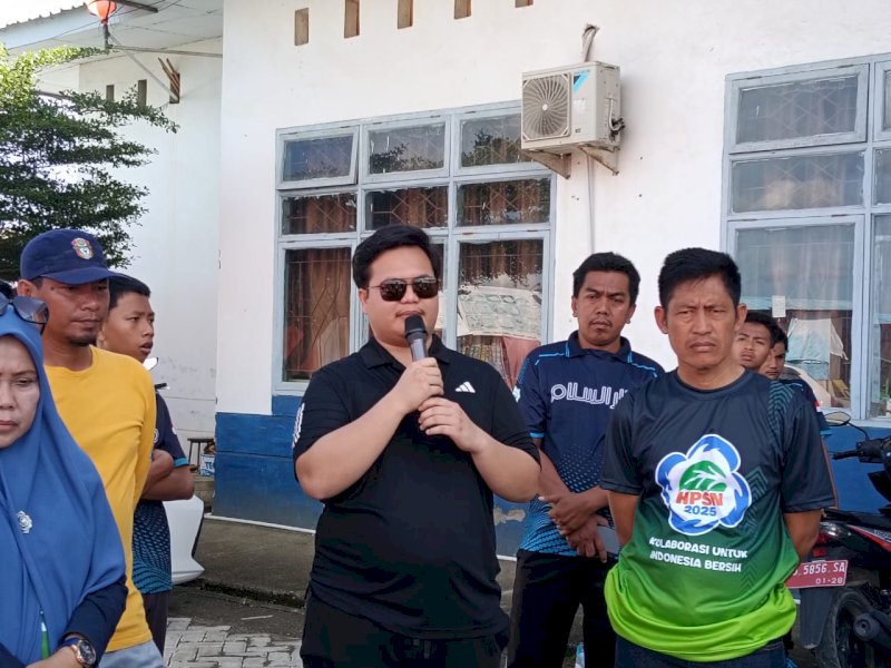 Kegiatan jalan santai dan pungut sampah di kawasan Pelabuhan Bangsalae Siwa, Kecamatan Pitumpanua, Kabupaten Wajo. 