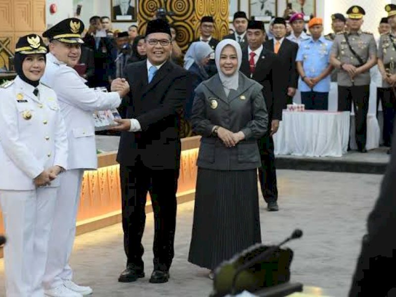 Wali Kota Munafri Arifuddin serah terima jabatan dengan Danny Pomanto. 