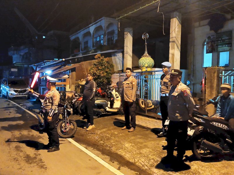Polres Torut melakukan pengamanan di masjid saat Salat Tarawih. 