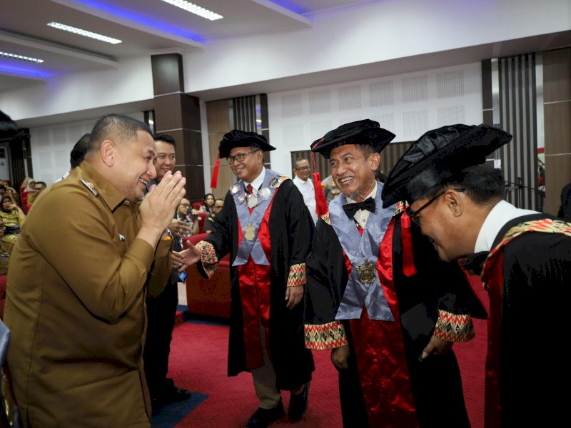 Wali Kota Makassar Munafri Arifuddin menghadiri ujian promosi doktor Kepala Inspektorat Makassar. 