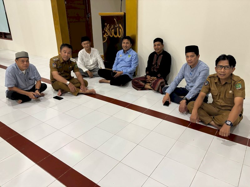 Bupati Luwu Utara Andi Abdullah Rahim bersama ASN di masjid Pemkab Lutra. 