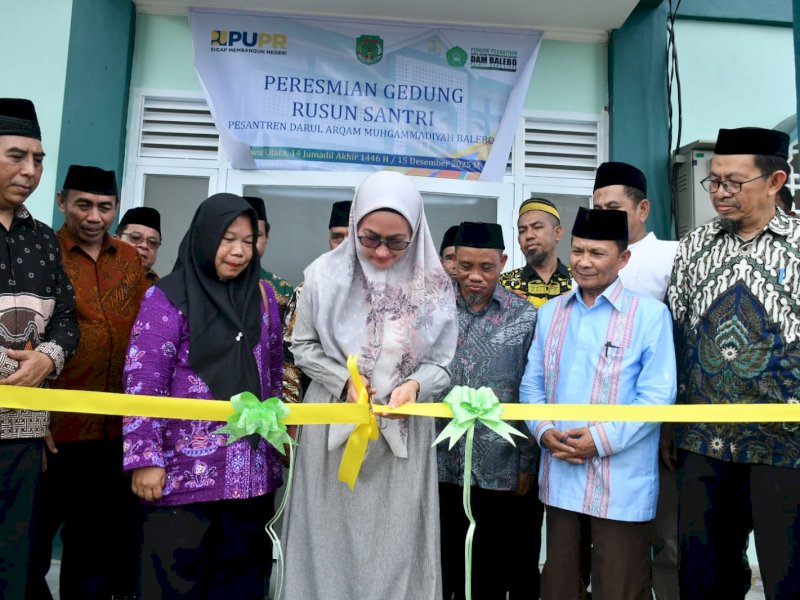 Bupati Luwu Utara Indah Putri Indriani, meresmikan Gedung Rumah Susun (Rusun) Santri Pesantren Darul Arqam Muhammadiyah, Balebo,