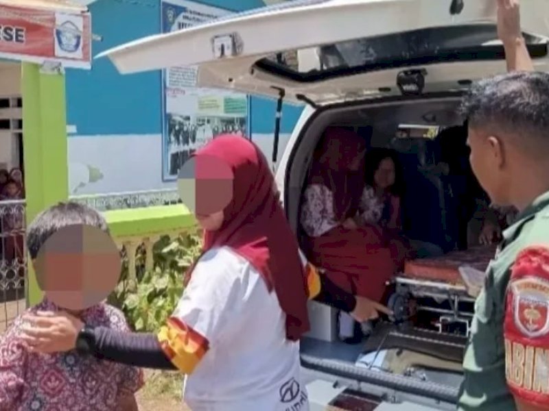 Siswa di Takalar dijemput petugas kesehatan setelah keracunan makanan. 