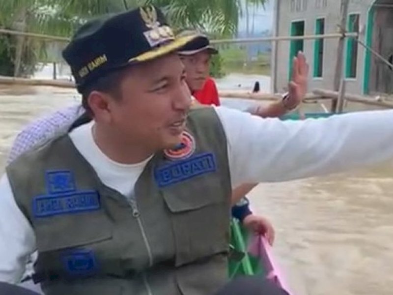 Bupati Andi Abdullah Rahim meninjau korban banjir di Desa Beringin Jaya Kecamatan Baebunta Selatan. 
