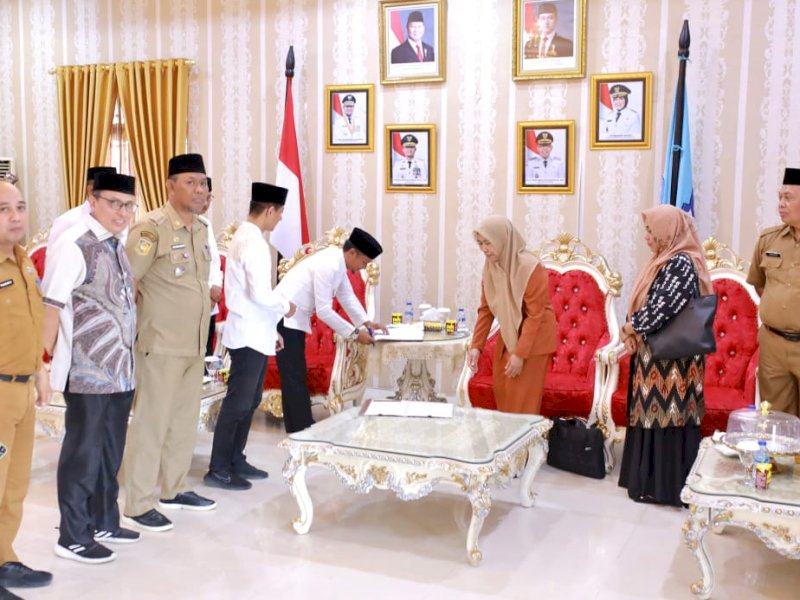 Bupati Bone Andi Asman menandatangani kerja sama dengan Universitas Sipatokkong Mambo (USM).