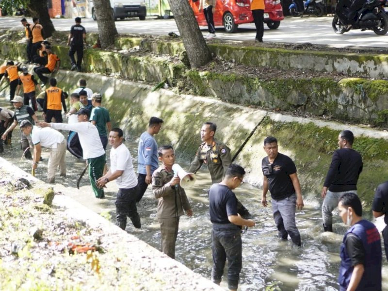 Kerja bakti Bersih Beramal di Kota Watampone. 