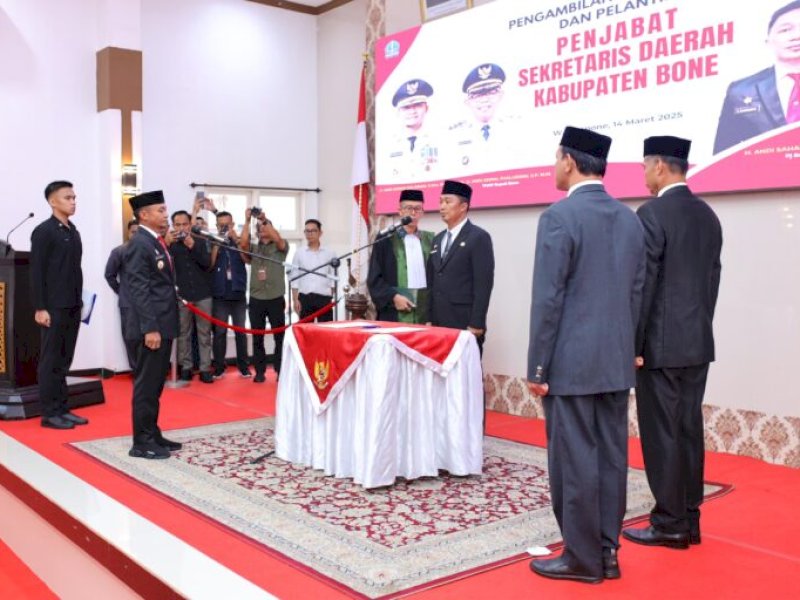 Bupati Bone Andi Asman Sulaiman melantik Kadis Dukcapil Andi Saharuddin menjadi Pj Sekda Bone.