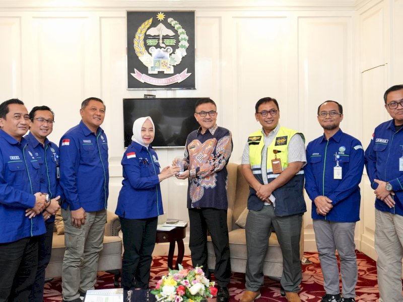 Sekda Jufri Rahman menerima kunjungan Kepala BMKG Pusat Dwikorita Karnawati di Baruga Lounge, Kantor Gubernur Sulsel. 