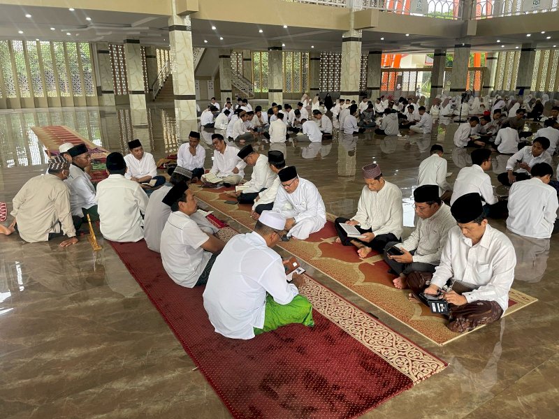 UIN Alauddin Makassar menggelar Khataman Ayat Suci Al-Qur&rsquo;an secara serentak di Masjid Agung Kampus II UIN. 