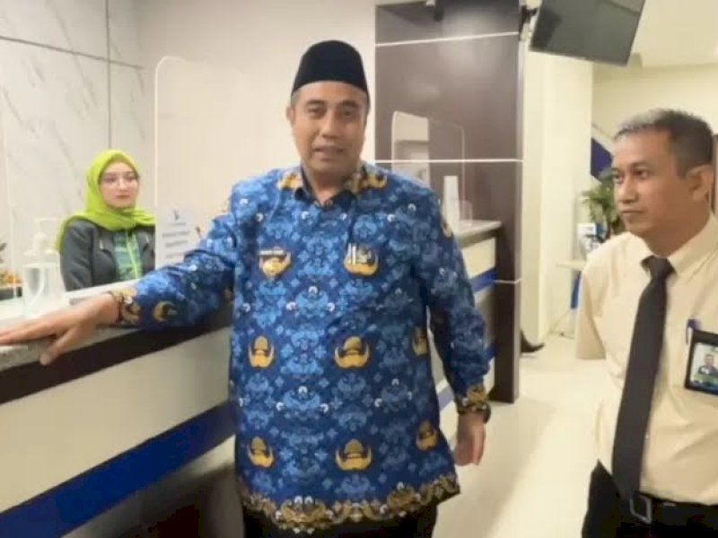 Bupati Maros Chaidir Syam mengunjungi Bank Sulsel Maros. 